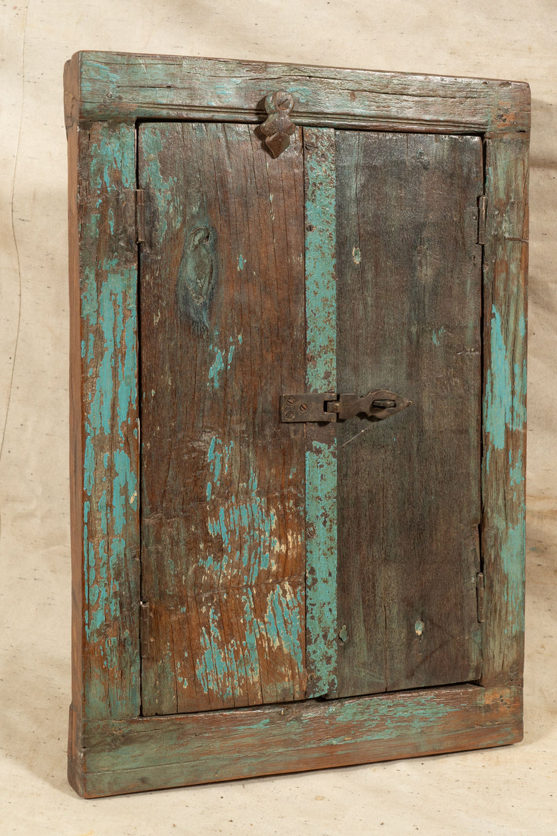 Biscottini Finestra finestrina grata in legno massello e in ferro antica e vecchia medievale con telaio da interno o da esterno