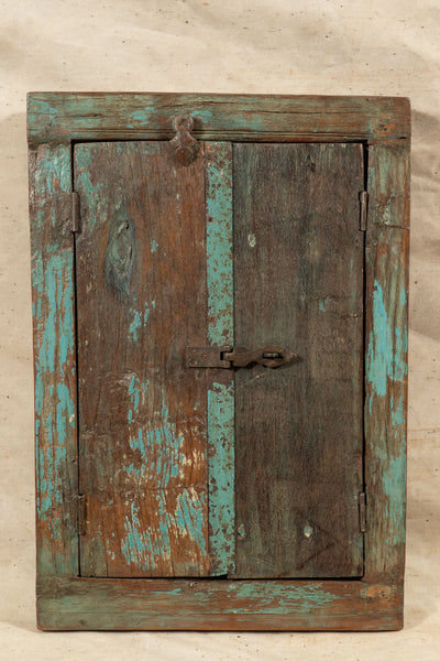 Biscottini Finestra finestrina grata in legno massello e in ferro antica e vecchia medievale con telaio da interno o da esterno