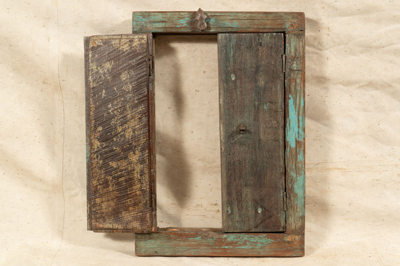 Biscottini Finestra finestrina grata in legno massello e in ferro antica e vecchia medievale con telaio da interno o da esterno