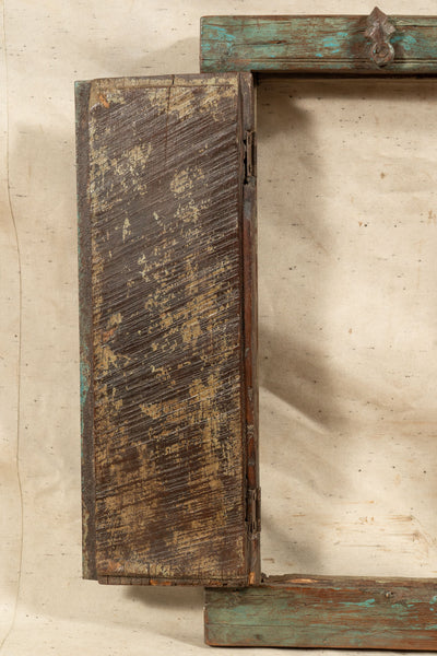 Biscottini Finestra finestrina grata in legno massello e in ferro antica e vecchia medievale con telaio da interno o da esterno