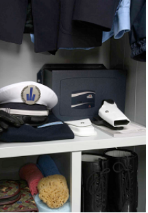 Armadietto spogliatoio con 2 vani portaoggetti e tesoretto per Polizia Locale Municipale cm. 60x50x195h