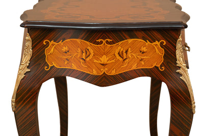 Biscottini Scrivania in legno impiallacciato finitura noce arricchita con intarsi e decori in bronzo totalmente realizzati a mano