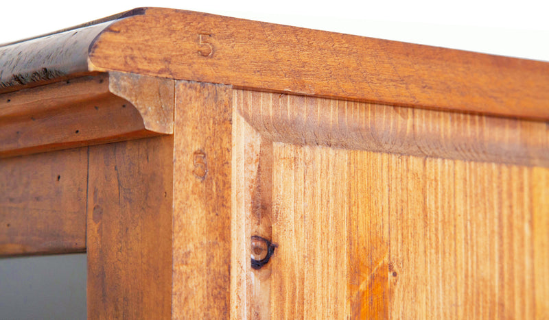 Biscottini Vetrina Country in legno massello di tiglio finitura noce L55xPR43xH150 cm. Made in Italy