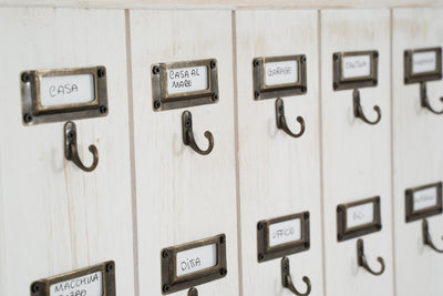 Biscottini Bacheca appendichiavi in legno finitura bianco anticato L49,5xPR4xH60 cm