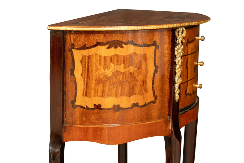 Biscottini Consolle a mezzaluna in legno impiallacciato noce arricchito con particolari intarsi fatti a mano e decori in bronzo