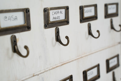 Biscottini Bacheca appendichiavi in legno finitura bianco anticato L37xPR4xH47 cm