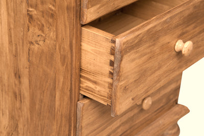 Biscottini Comodino Country in legno massello di tiglio finitura naturale L50xPR35xH70 cm. Made in Italy