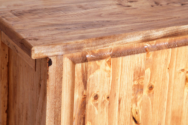 Biscottini Stipetto Country in legno massello di tiglio finitura naturale L68xPR25xH98 cm. Made in Italy