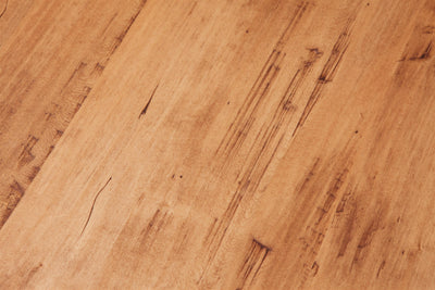 Biscottini Tavolo da fumo Country in legno massello di tiglio struttura bianca anticata piano finitura naturale. Made in It