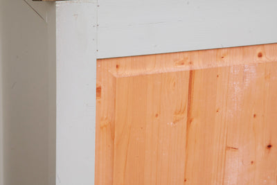 Biscottini Credenza Country in legno massello di tiglio struttura bianca anticata piano finitura naturale L160xPR42xH90 cm. Made in Italy