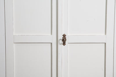 Biscottini Stipetto Country in legno massello di tiglio struttura bianca anticata piano finitura naturale L68xPR25xH98 cm. Made in Italy