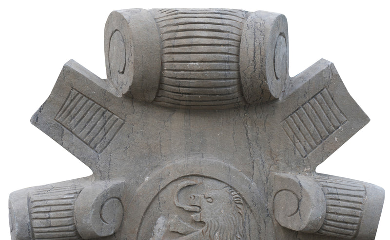 Biscottini Stemma in pietra L52xPR12xH65 cm realizzato completamente mano Offerta