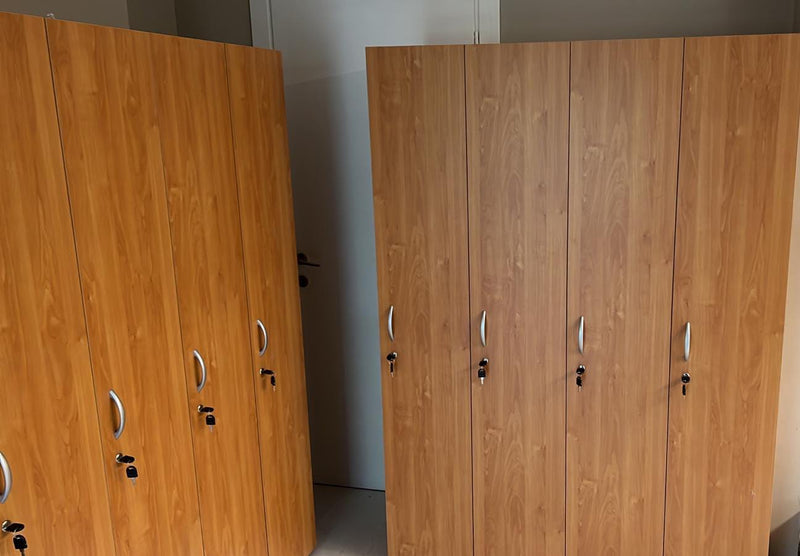 Armadietto spogliatoio in legno a 2 posti con 2 ante battenti cm. 66X52X185H