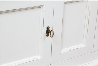 Biscottini Mobile porta tv Country in legno massello di tiglio finitura bianca anticata L150xPR51xH56 cm. Made in Italy