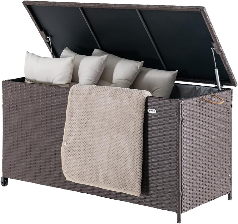 Baule Portaoggetti da Giardino in Polyrattan 420 Litri, Box da Esterno Impermeabile Resistente ai Raggi Uv, Cassapanca XXL con Ruote per Trasporto e Maniglia, 121 x 55 x 60 cm (Marrone)