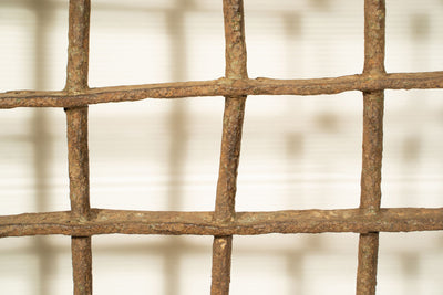 Biscottini Finestra finestrina grata in legno massello e in ferro antica e vecchia medievale con telaio da interno o da esterno