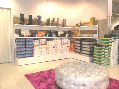 Arredo negozio con scaffalatura a parete verniciata cm. 80x50x300h