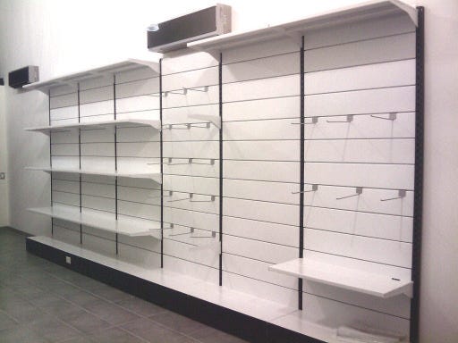 Arredo a negozio a parete scaffalatura metallica cm. 80x60x300h