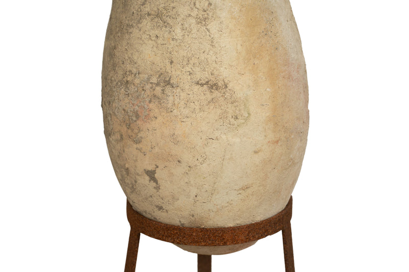 Biscottini Vecchia anfora giara con manici in terracotta e base portavasi in ferro