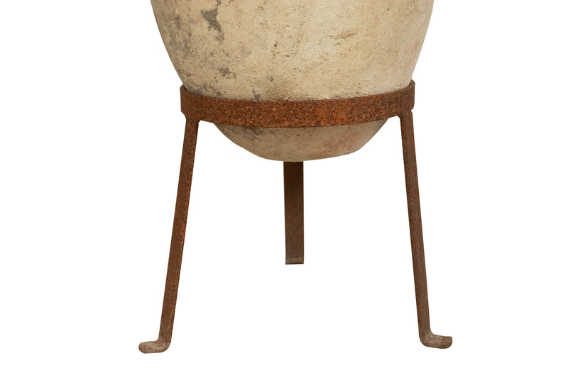 Biscottini Vecchia anfora giara con manici in terracotta e base portavasi in ferro