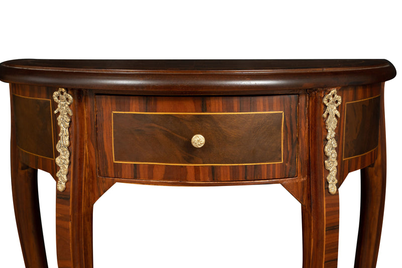 Biscottini Tavolino Consolle in legno impiallacciato noce arricchito con particolari intarsi fatti a mano e decori in bronzo