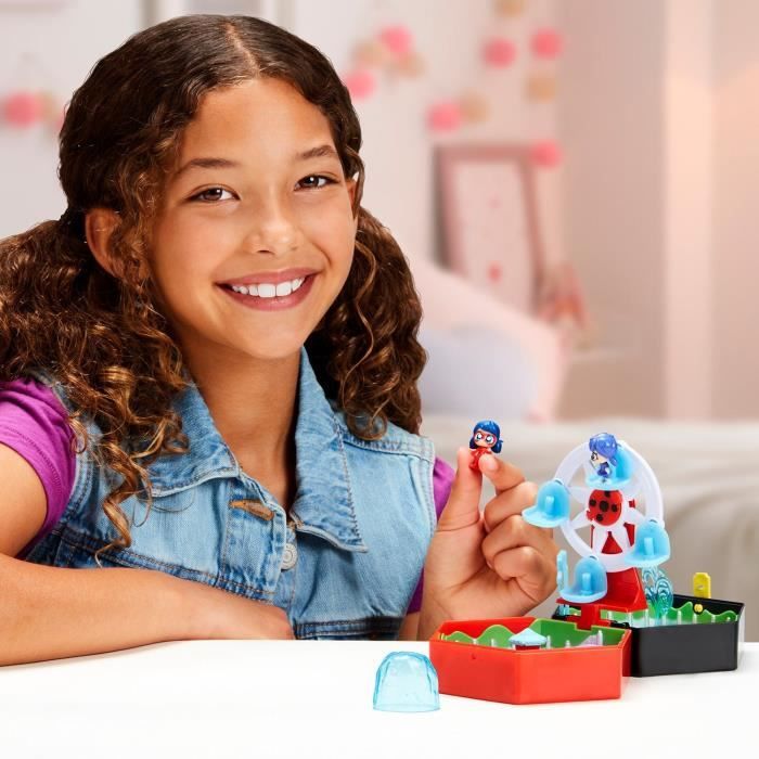 BANDAI - Miraculous Ladybug - Parco divertimenti Chibi Mini Universe - Mini figure di Marinette e Climatika incluse - P50553
