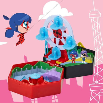 BANDAI - Miraculous Ladybug - Parco divertimenti Chibi Mini Universe - Mini figure di Marinette e Climatika incluse - P50553