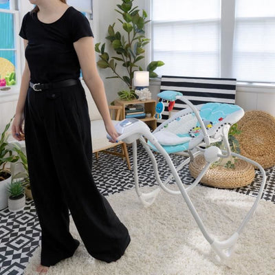 Altalena BABY EINSTEIN Ocean Explorers, leggera e compatta, sedile girevole a 180, giochi inclusi, modello Curious Comfort