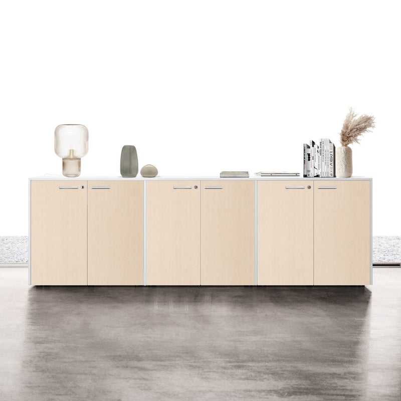 Composizione operativa compresa di scrivania moderna con struttura metallica, sedia girevole ergonomica e mobile per archivio documenti