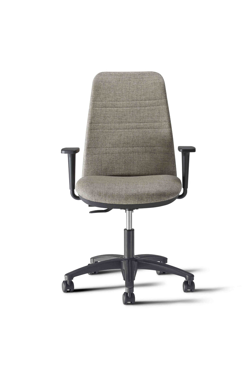 Arredo ufficio operativo moderno con scrivania con gambe metalliche, mobile con 2 ante e seduta con braccioli regolabili