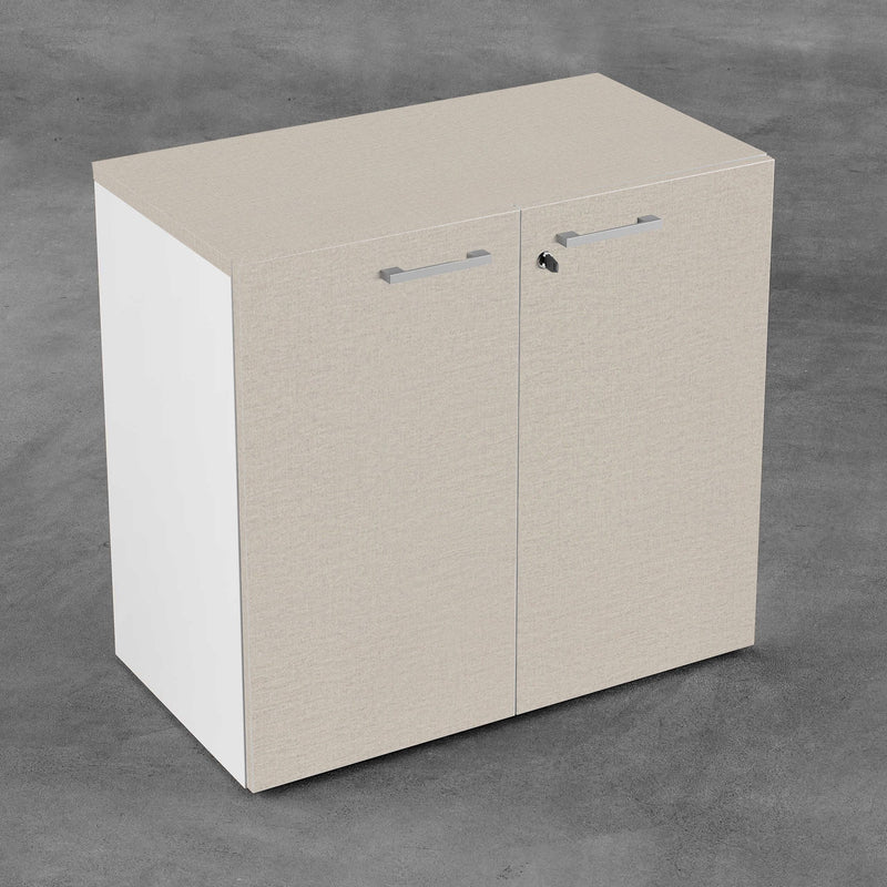 Arredo ufficio operativo moderno con scrivania con gambe metalliche, mobile con 2 ante e seduta con braccioli regolabili