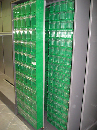 Armadio Madia in metallo verniciato con cassettiere per minuterie cm. 127x60,5x196,5h