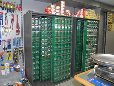 Armadio Madia in metallo con pannelli scorrevoli e cassetti porta minuteria cm. 248x60x195h