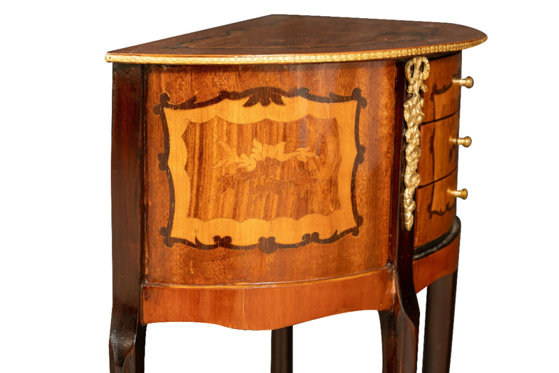 Biscottini Consolle a mezzaluna in legno impiallacciato noce arricchito con particolari intarsi fatti a mano e decori in bronzo