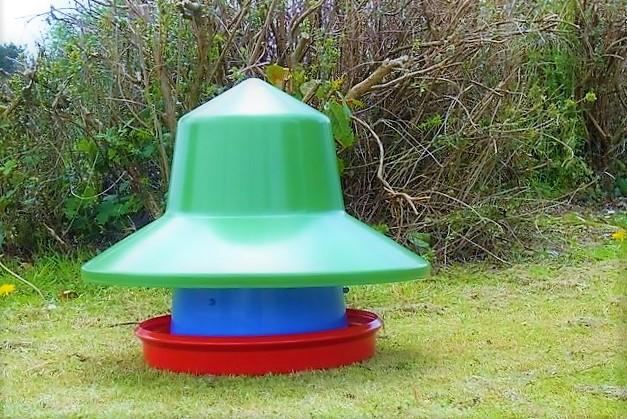 Mangiatoia da esterno per avicoli, capacità 20 kg: Resistente alle Intemperie, con Cappello Anti-pioggia