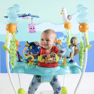 Bright Starts, Disney Baby, Centro Giochi Di Attività, Finding Nemo, 13+ Giocattoli, Girello Con Musica E Luci, Sedile Girevole a 360°, Regolabile, Sviluppo Motorio, Da 6 Mesi+