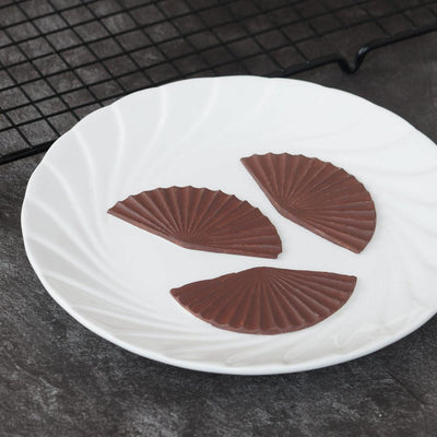 Fan-shaped cake mold