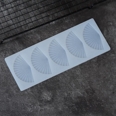 Fan-shaped cake mold