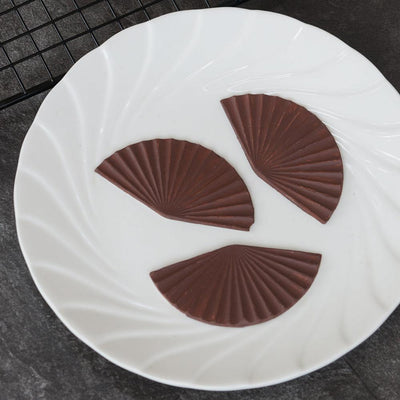 Fan-shaped cake mold