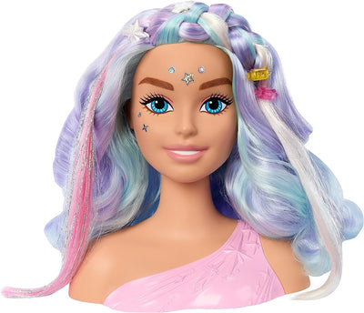 - Styling Head Capelli Da Favola, Testa Pettinabile per Acconciature Con 20+ Accessori, Bambola Capelli Fantasia Pastello, Giocattolo per Bambini, 3+ Anni, HMD82