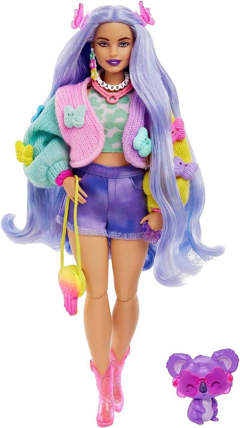 -  Extra Bambola Con Koala, Abiti E Accessori, Capelli Ondulati Color Lavanda, Maglione Colorato Con Farfalle, Stivaletti Rosa, Giocattolo per Bambini 3+ Anni, HKP95