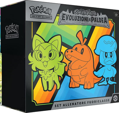 Pokémon Set Allenatore Fuoriclasse Dell’Espansione Scarlatto E Violetto, Evoluzioni a Paldea Del GCC Pokémon, Nove Buste Di Espansione E Accessori Premium, Edizione in Italiano