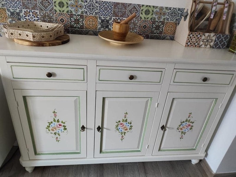 - Credenza Soggiorno, Base in Legno Di Pioppo Bianco Decorato Shabby Chic, Credenza Arte Povera, Mobile Soggiorno Con 3 Porte Made in Italy - Mis. 150X43X98H