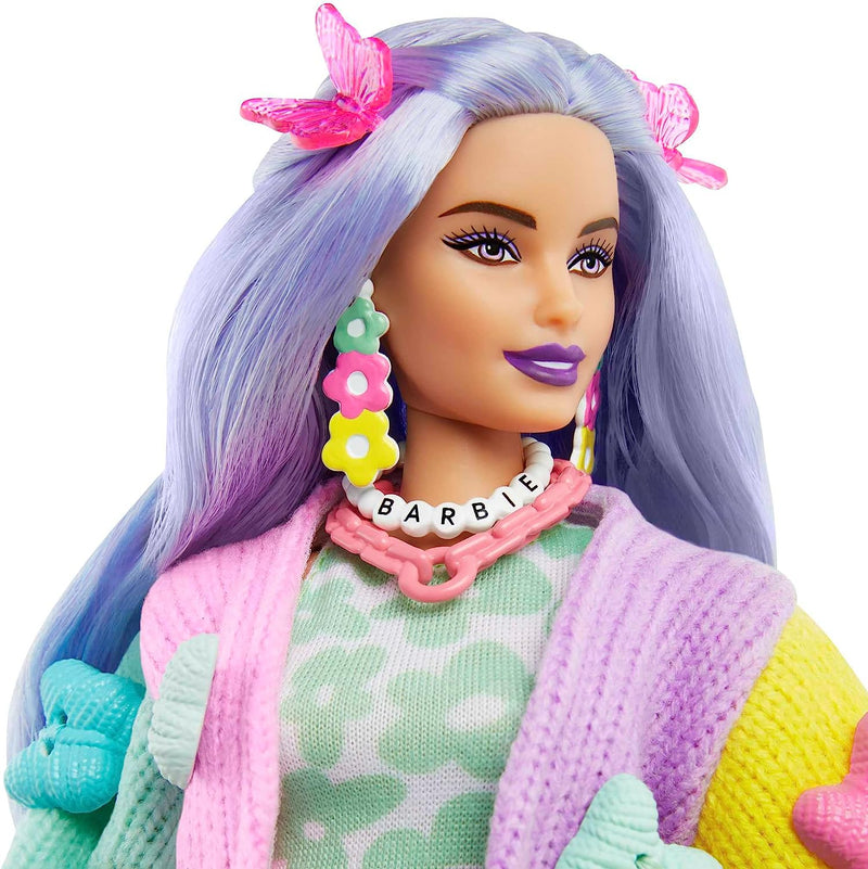 -  Extra Bambola Con Koala, Abiti E Accessori, Capelli Ondulati Color Lavanda, Maglione Colorato Con Farfalle, Stivaletti Rosa, Giocattolo per Bambini 3+ Anni, HKP95