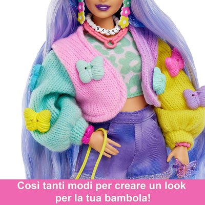 -  Extra Bambola Con Koala, Abiti E Accessori, Capelli Ondulati Color Lavanda, Maglione Colorato Con Farfalle, Stivaletti Rosa, Giocattolo per Bambini 3+ Anni, HKP95