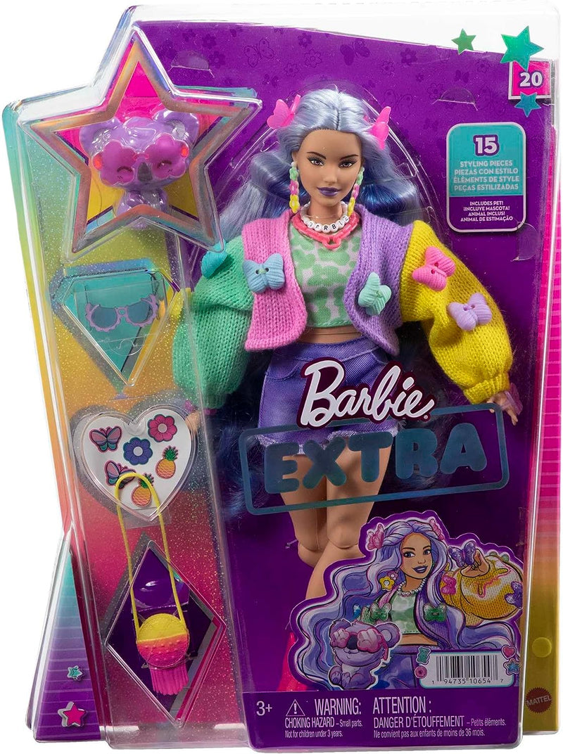 -  Extra Bambola Con Koala, Abiti E Accessori, Capelli Ondulati Color Lavanda, Maglione Colorato Con Farfalle, Stivaletti Rosa, Giocattolo per Bambini 3+ Anni, HKP95