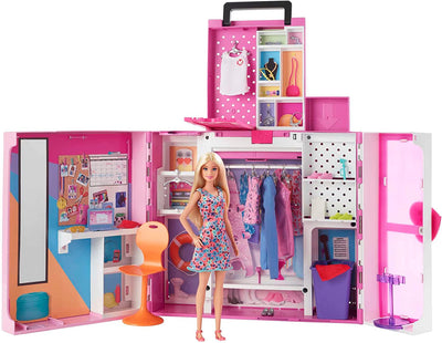 - Armadio Dei Sogni Playset Con Bambola Bionda, Largo Più Di 60Cm, 15+Aree per Riporre Gli Accessori, Specchio, Scivolo per Biancheria, 30+Outfit E Accessori, Giocattolo per Bambini 3+Anni,Hgx57