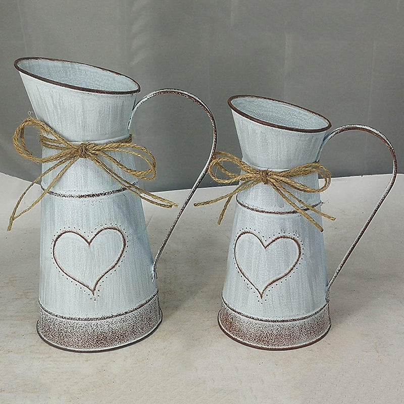 Vaso per Fiori Vintage 2 Pezzi Vaso Rustico Secchiello per Fiori Shabby Chic Ferro Vaso Di Fiori Brocca Di Latte Con Design a Forma Di Cuore E Corda per Balcone Decorazione Della Tavola